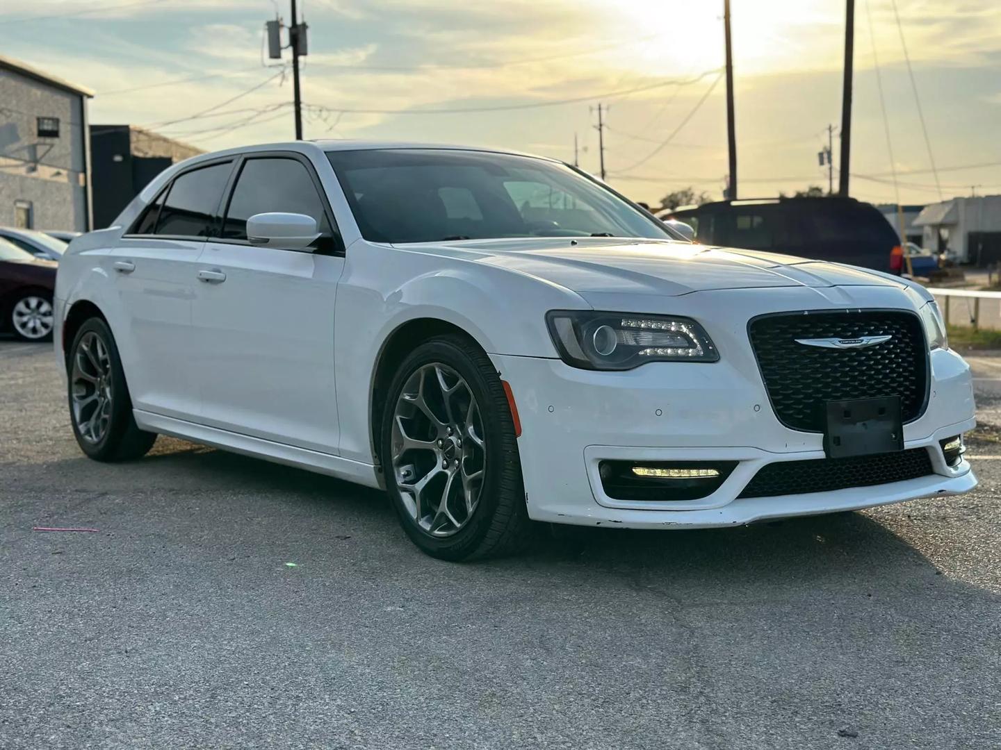 2018 Chrysler 300 - Image 10