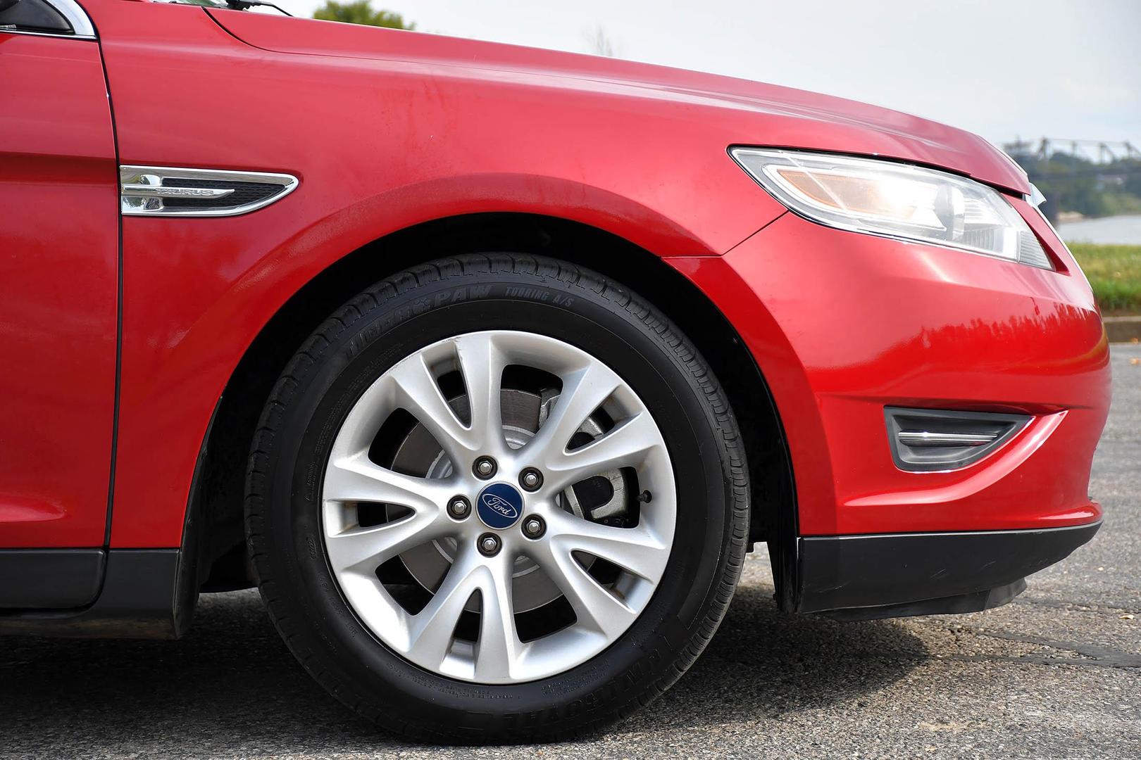 2012 Ford Taurus SEL photo 15