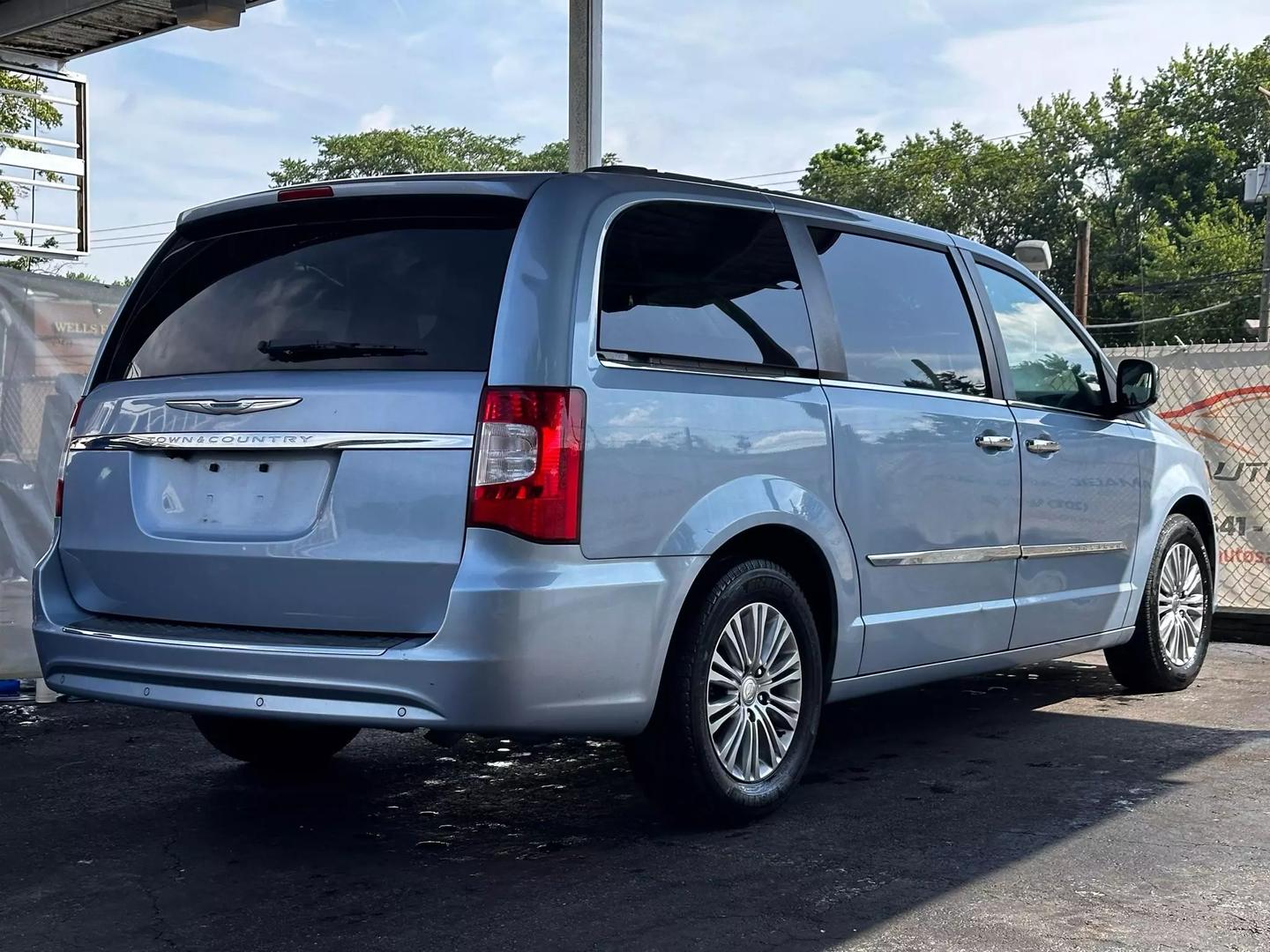 2016 Chrysler Town & Country - Image 7