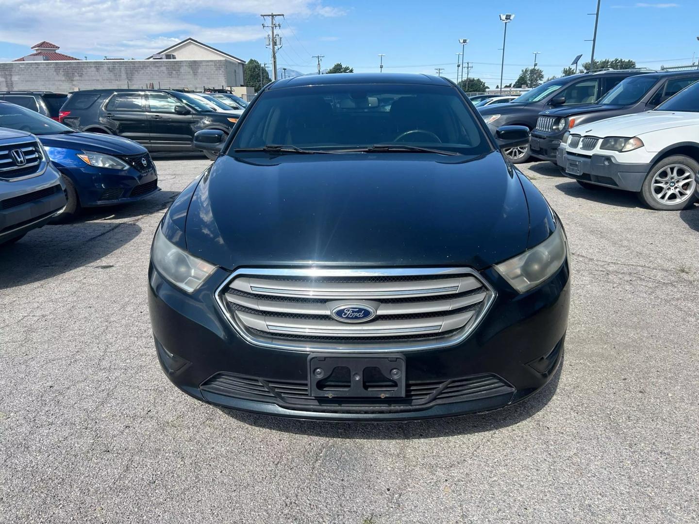 2015 Ford Taurus SEL photo 2