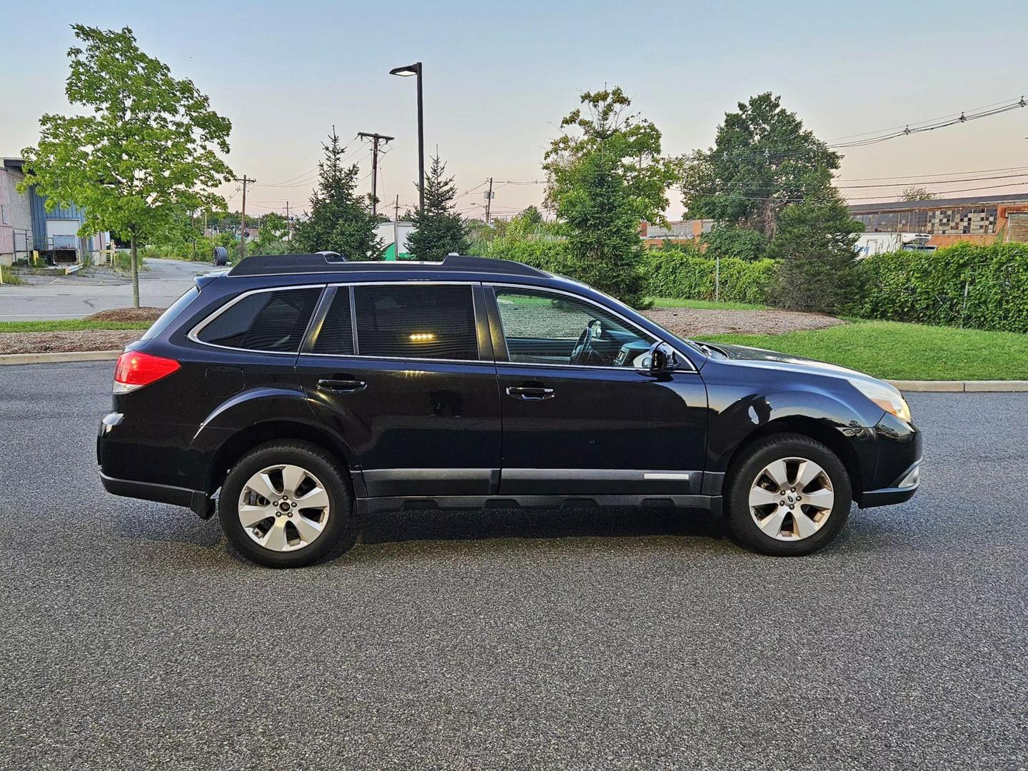 2012 Subaru Outback Premium photo 8