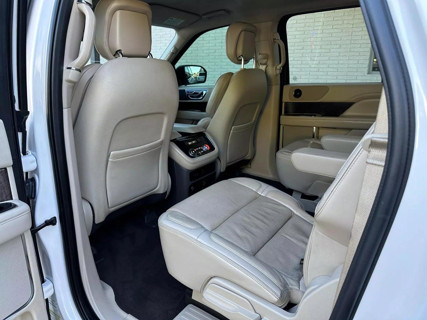 2019 Lincoln Navigator L - Image 24