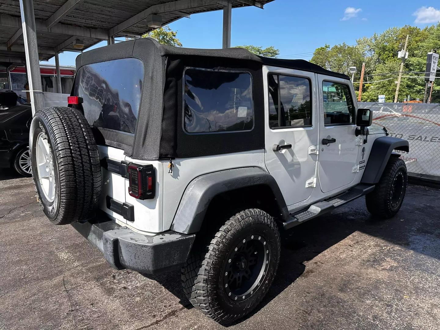 2016 Jeep Wrangler - Image 12