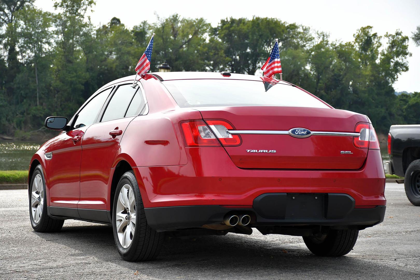 2012 Ford Taurus SEL photo 10