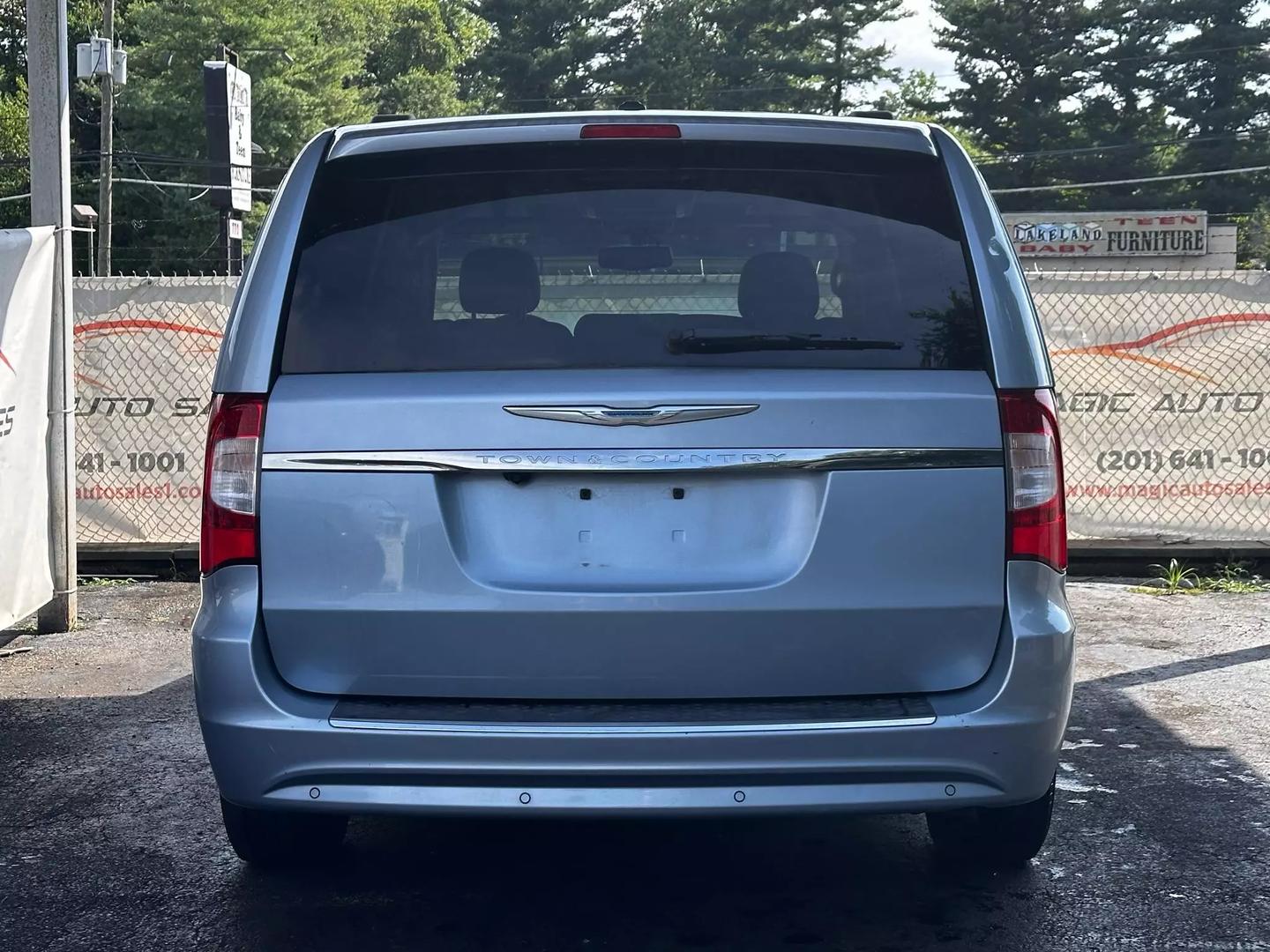 2016 Chrysler Town & Country - Image 8