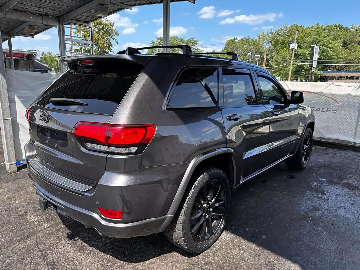 2017 Jeep Grand Cherokee - Image 12