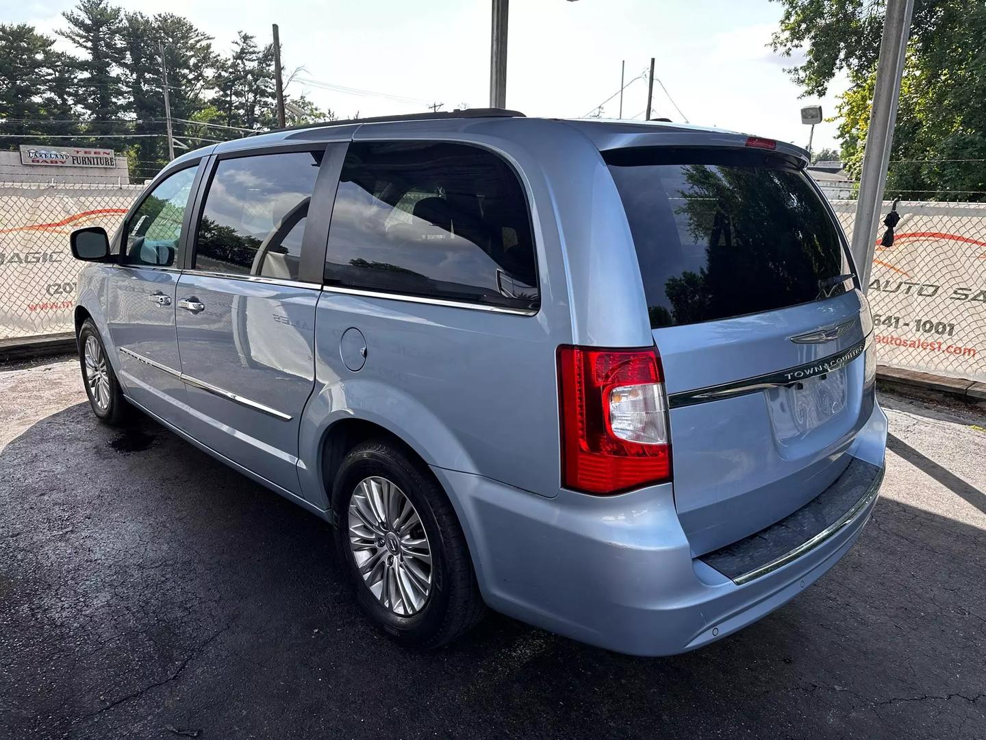 2016 Chrysler Town & Country - Image 12