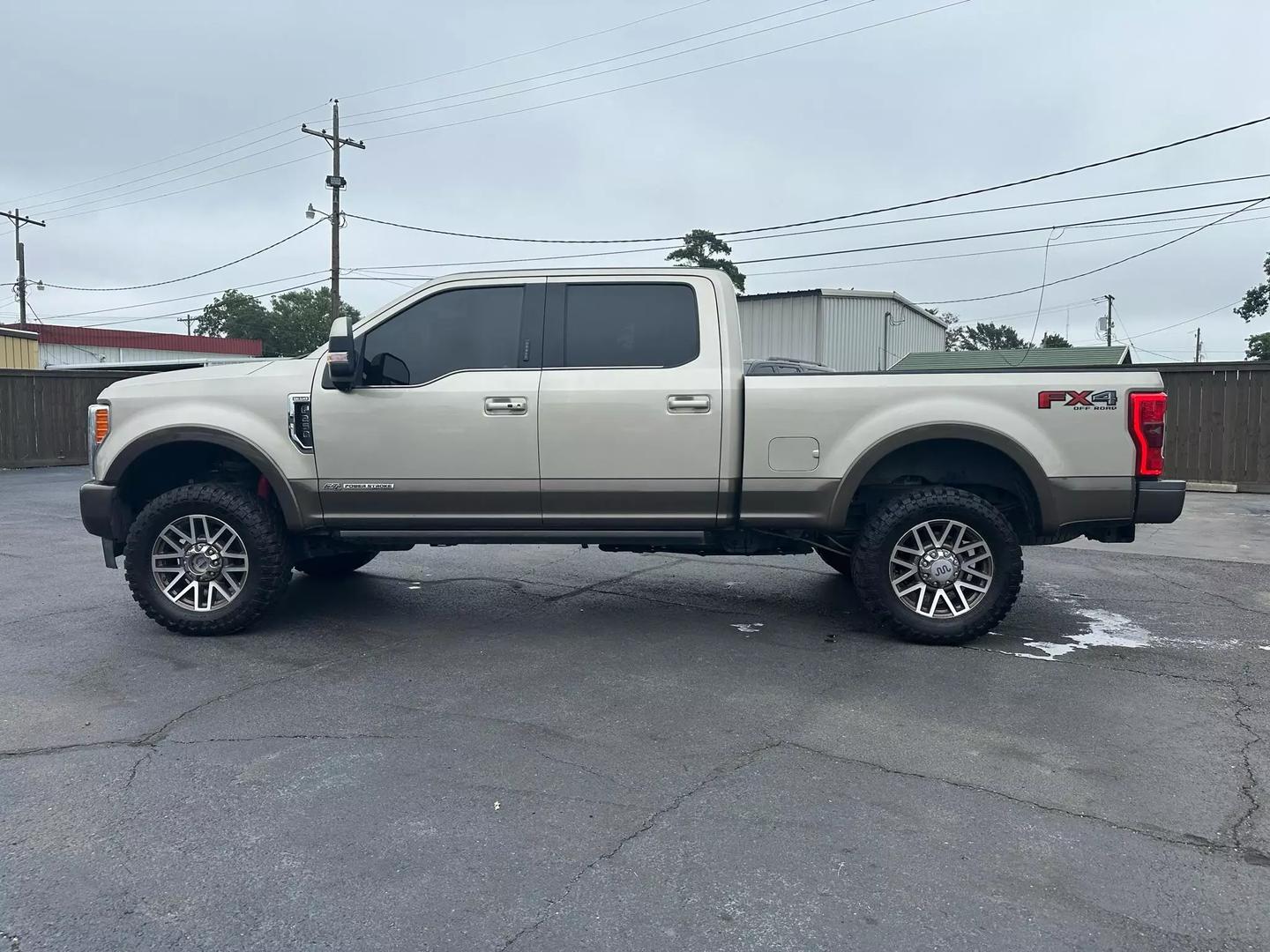 2017 Ford F250 Super Duty Crew Cab - Image 6