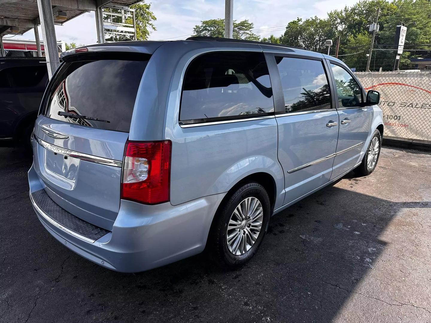 2016 Chrysler Town & Country - Image 13