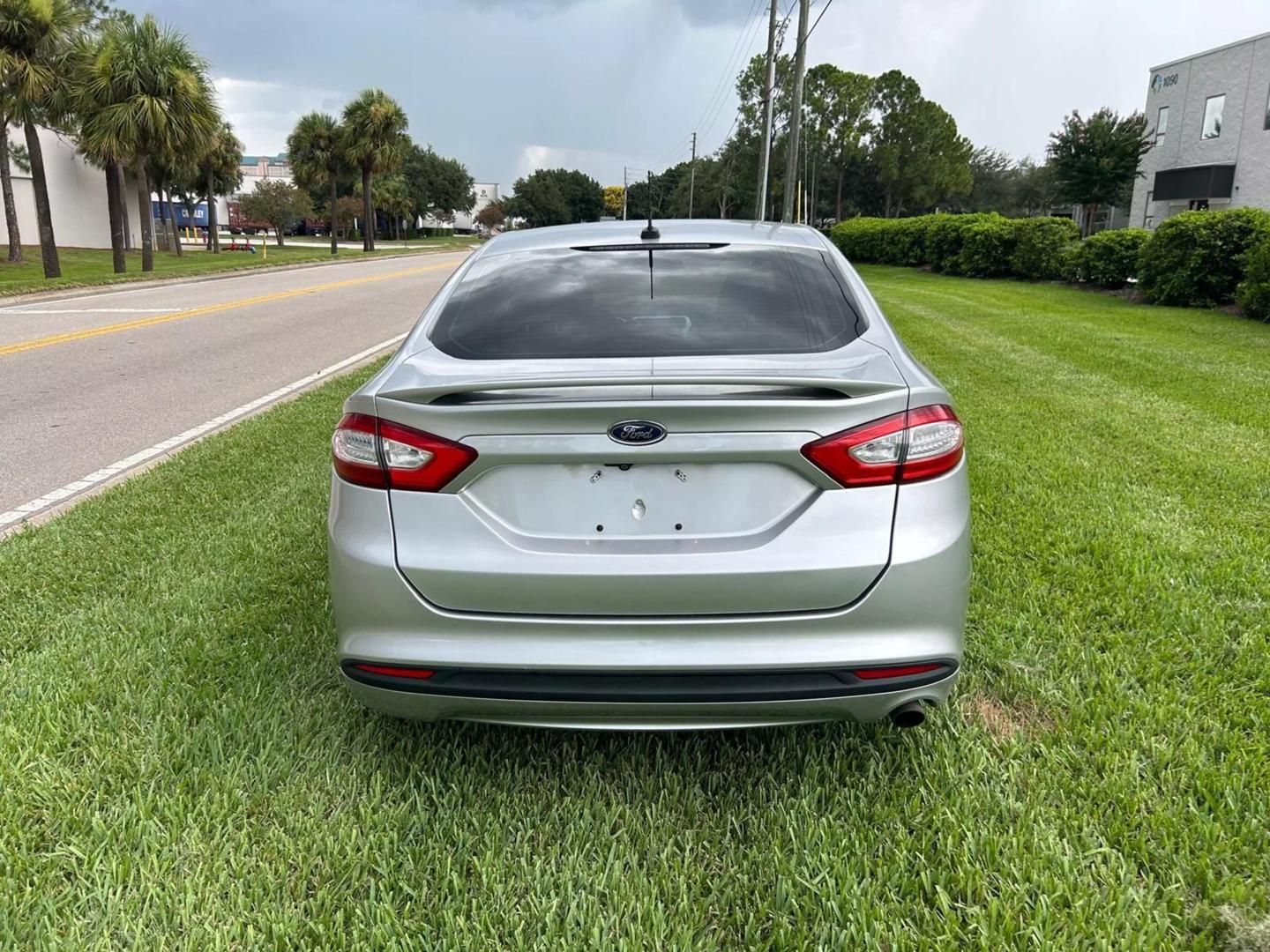 2016 Ford Fusion S photo 4