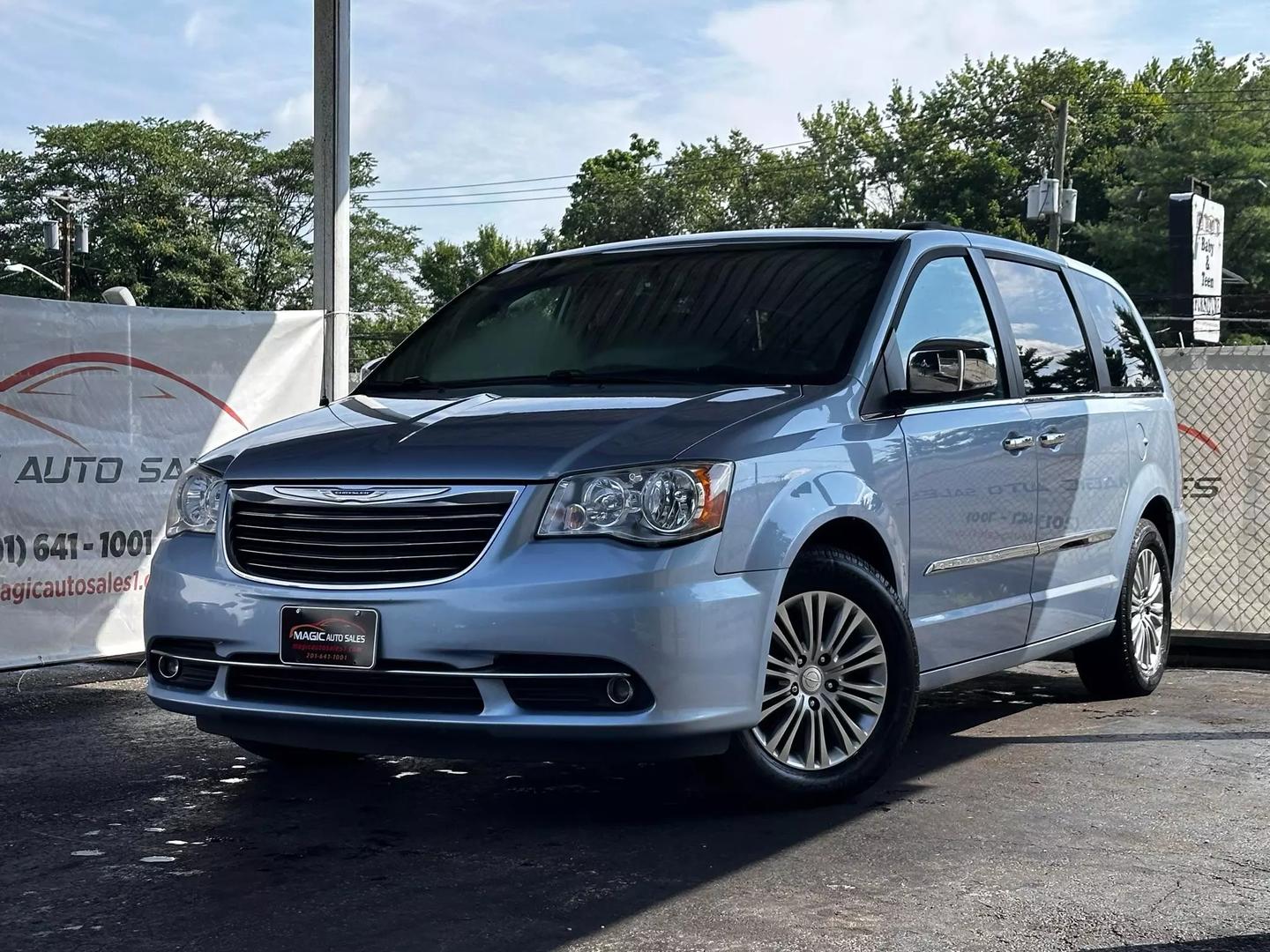 2016 Chrysler Town & Country - Image 1