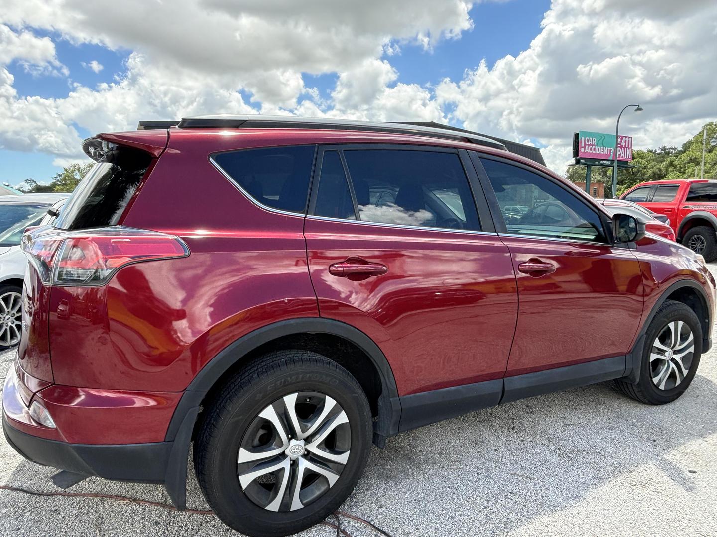 2018 Toyota RAV4 LE photo 3