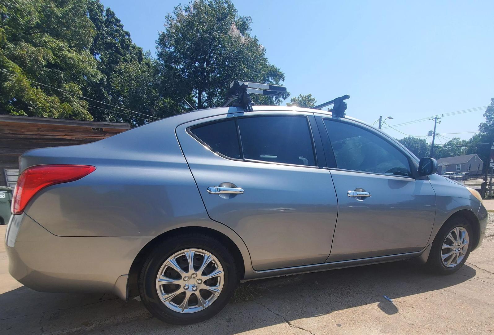 2012 Nissan Versa SV photo 4