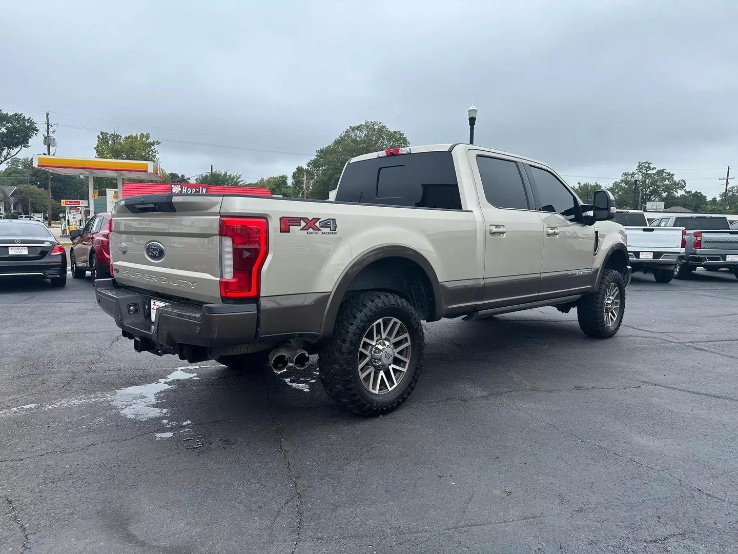 2017 Ford F250 Super Duty Crew Cab - Image 9