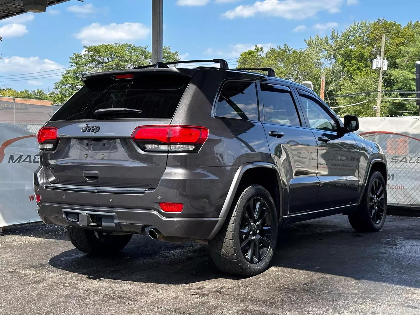 2017 Jeep Grand Cherokee - Image 9