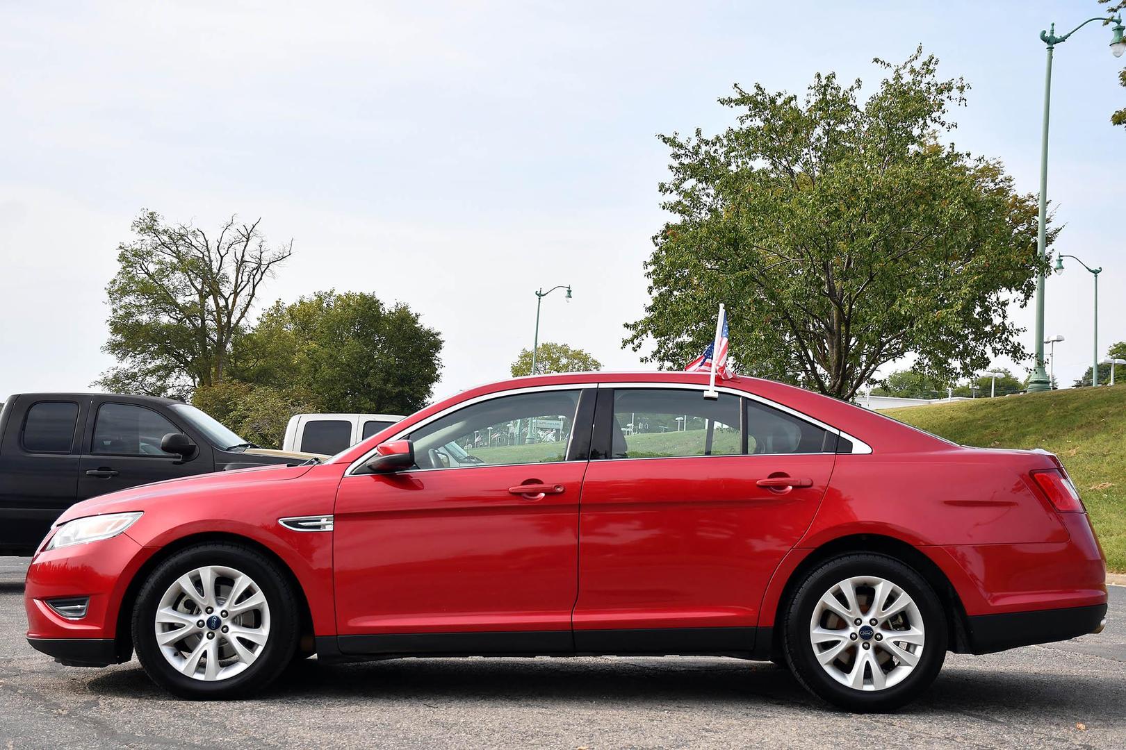 2012 Ford Taurus SEL photo 8