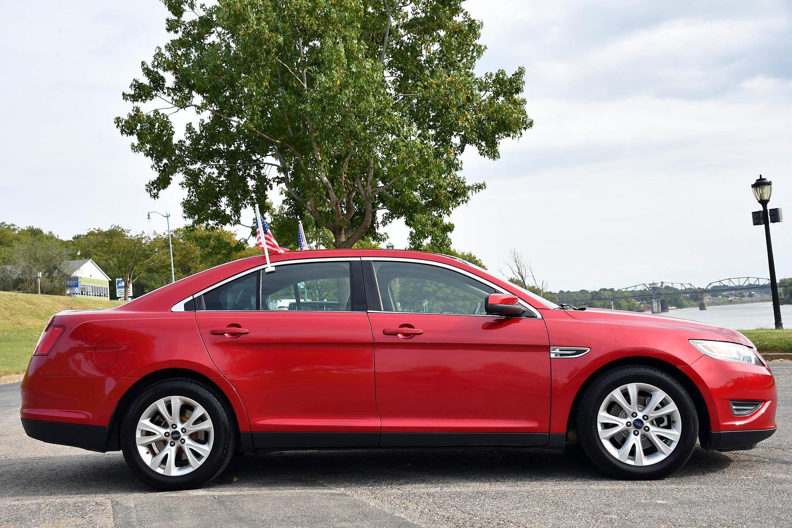 2012 Ford Taurus SEL photo 14