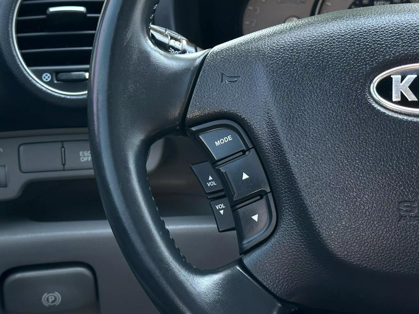 2007 Kia Rondo - Image 32