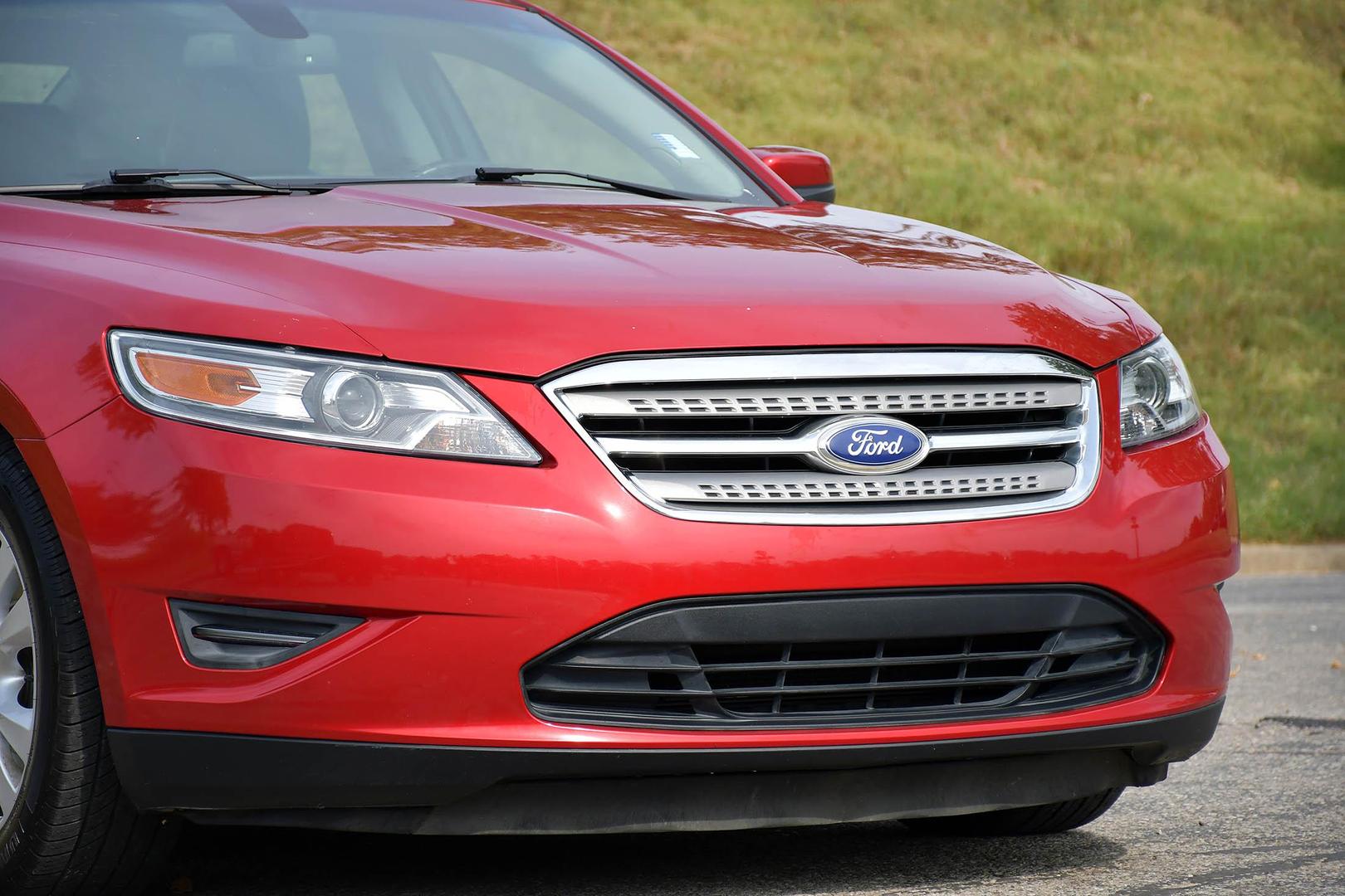 2012 Ford Taurus SEL photo 2