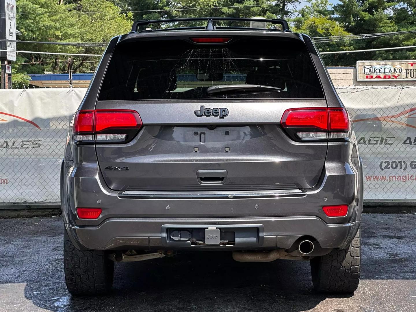 2017 Jeep Grand Cherokee - Image 8