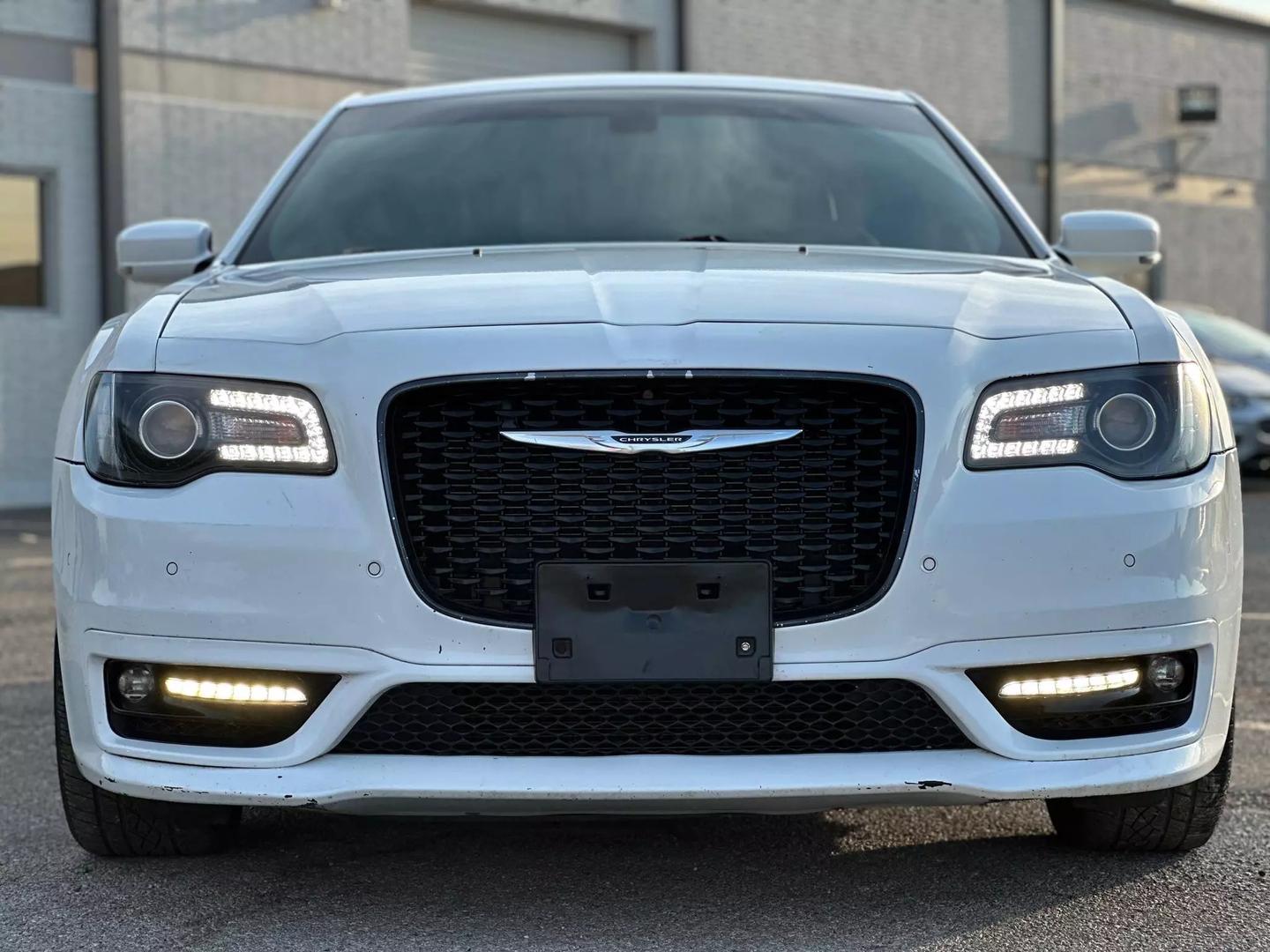 2018 Chrysler 300 - Image 12