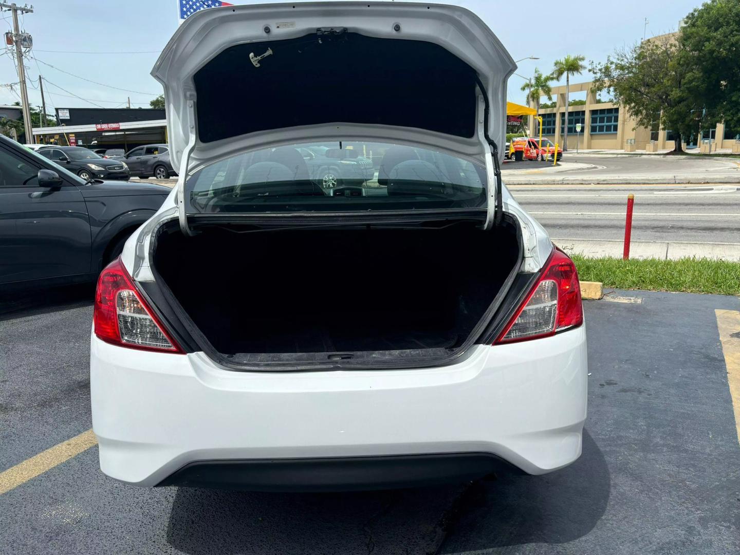 2019 Nissan Versa Sedan SV photo 6