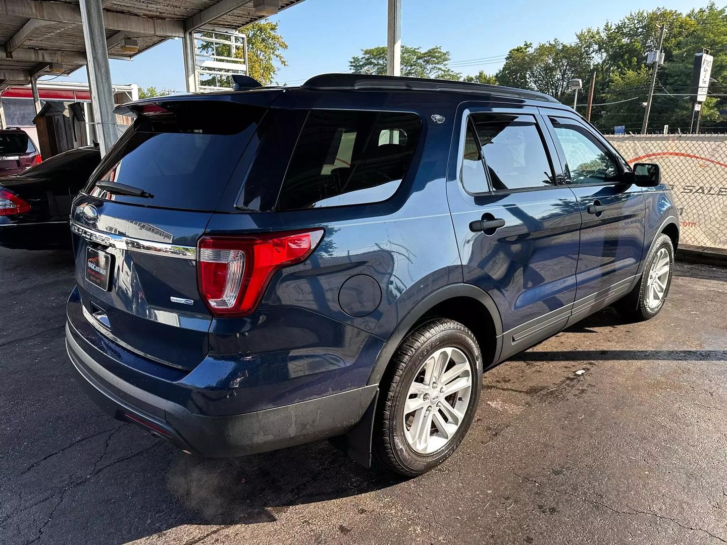 2017 Ford Explorer - Image 12