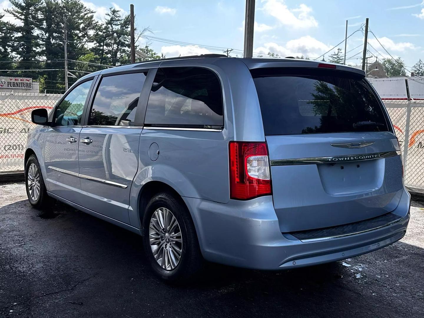 2016 Chrysler Town & Country - Image 9