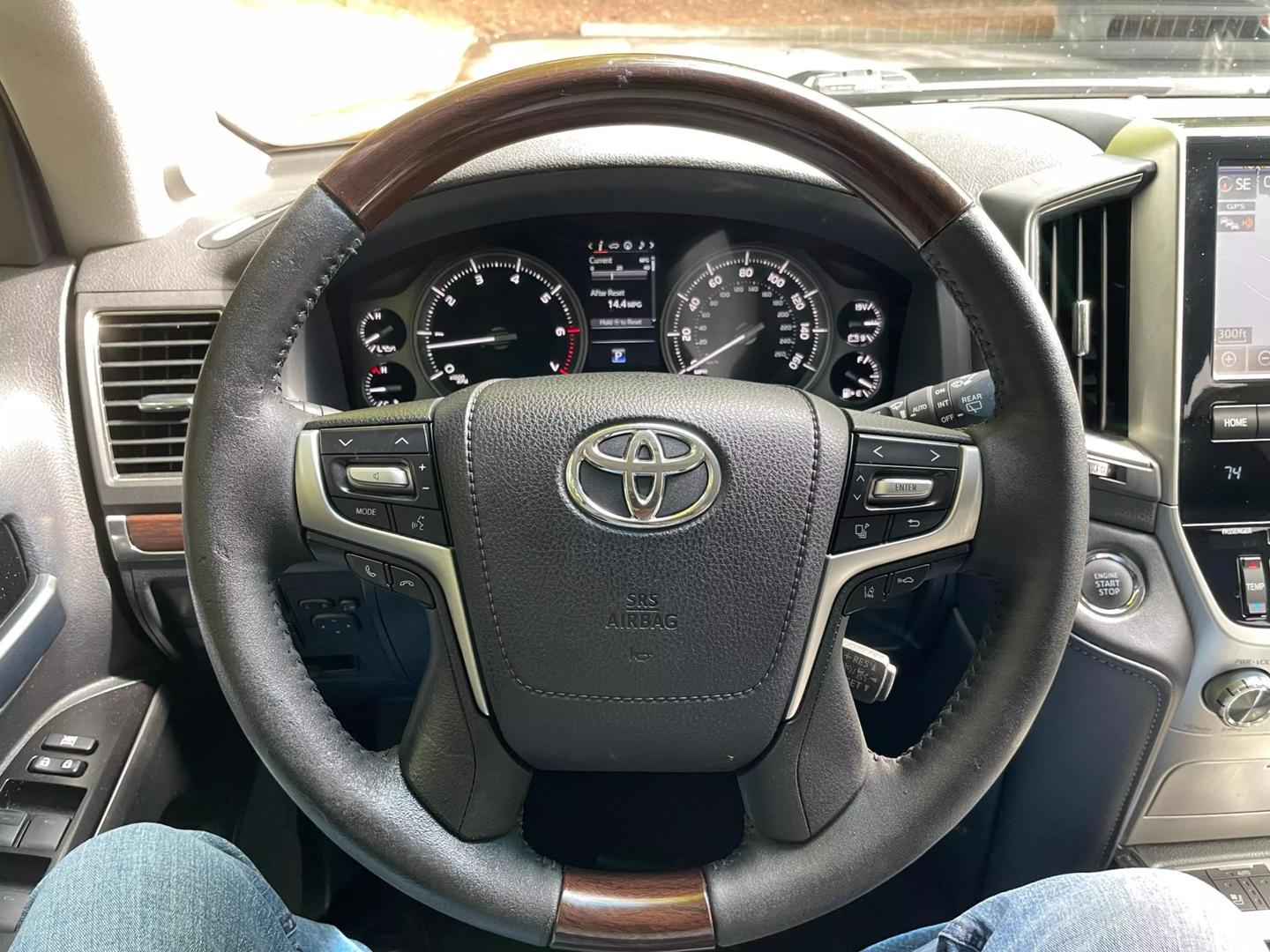 2016 Toyota Land Cruiser Base photo 11