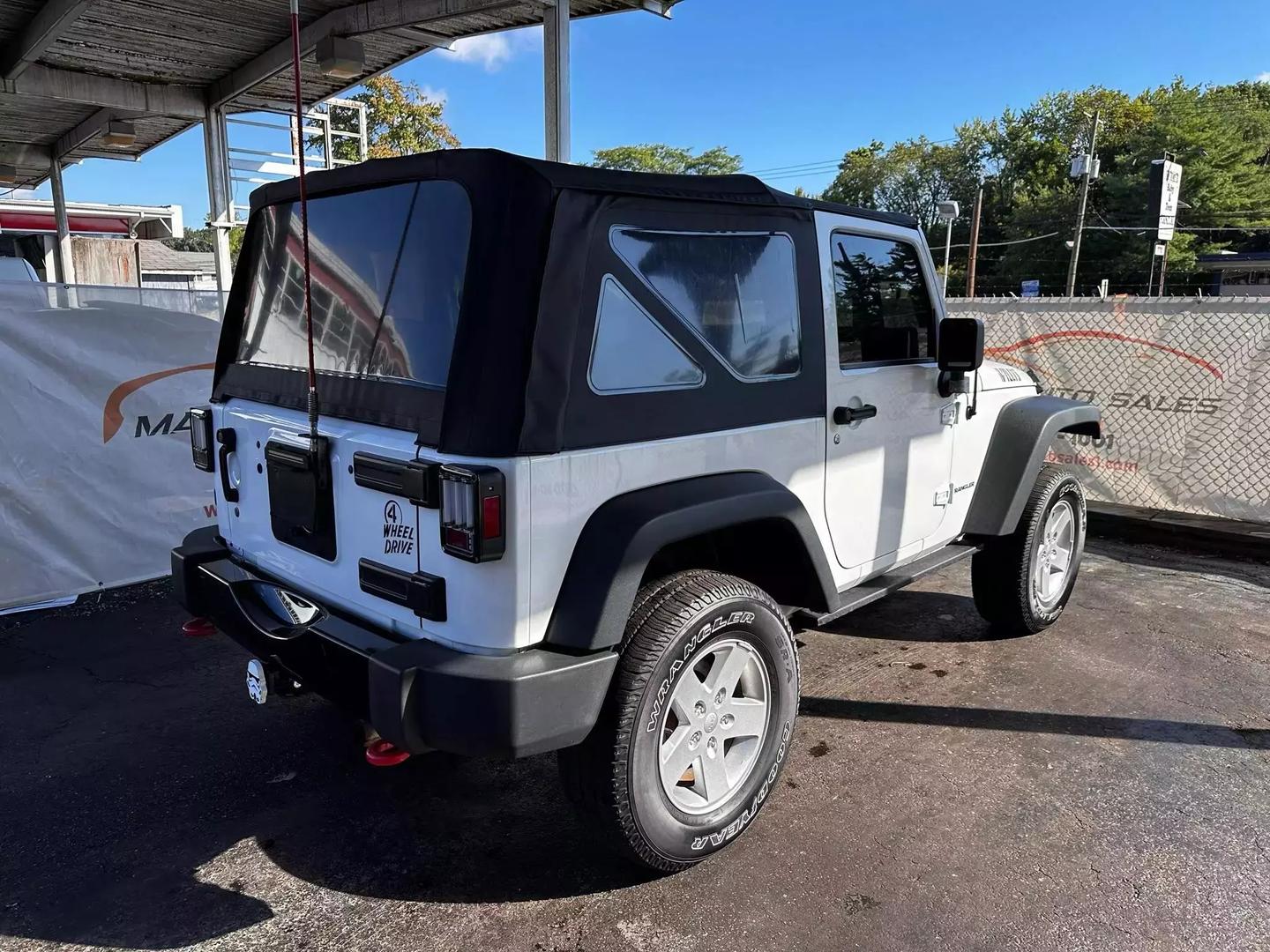 2016 Jeep Wrangler - Image 12