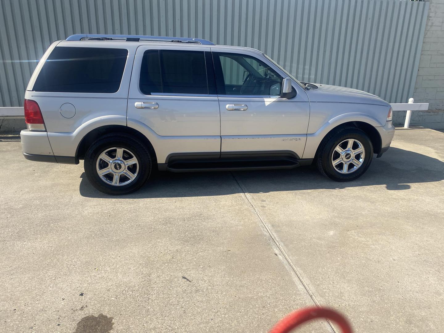 2005 Lincoln Aviator Luxury photo 2