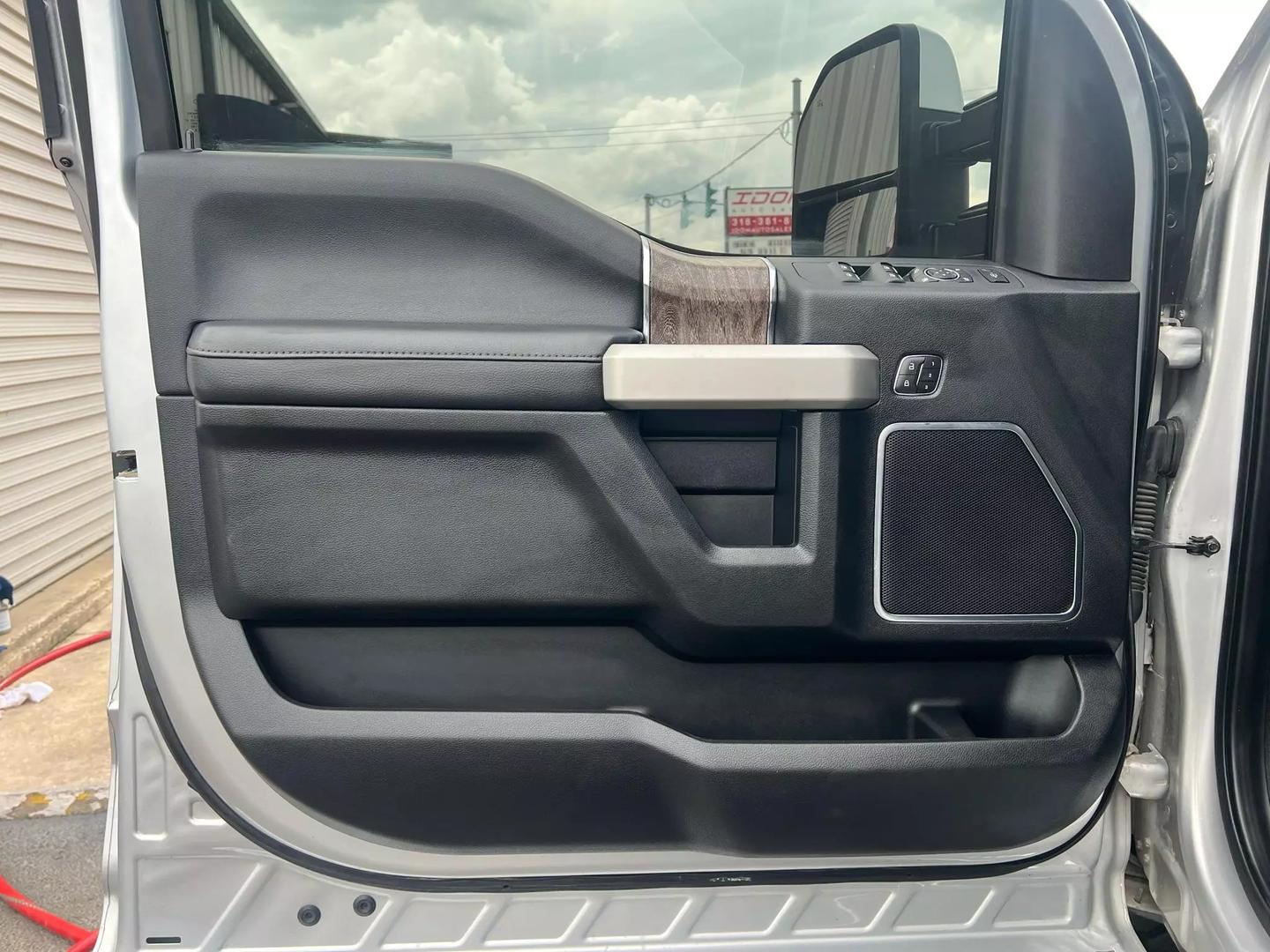 2019 Ford F250 Super Duty Crew Cab - Image 11