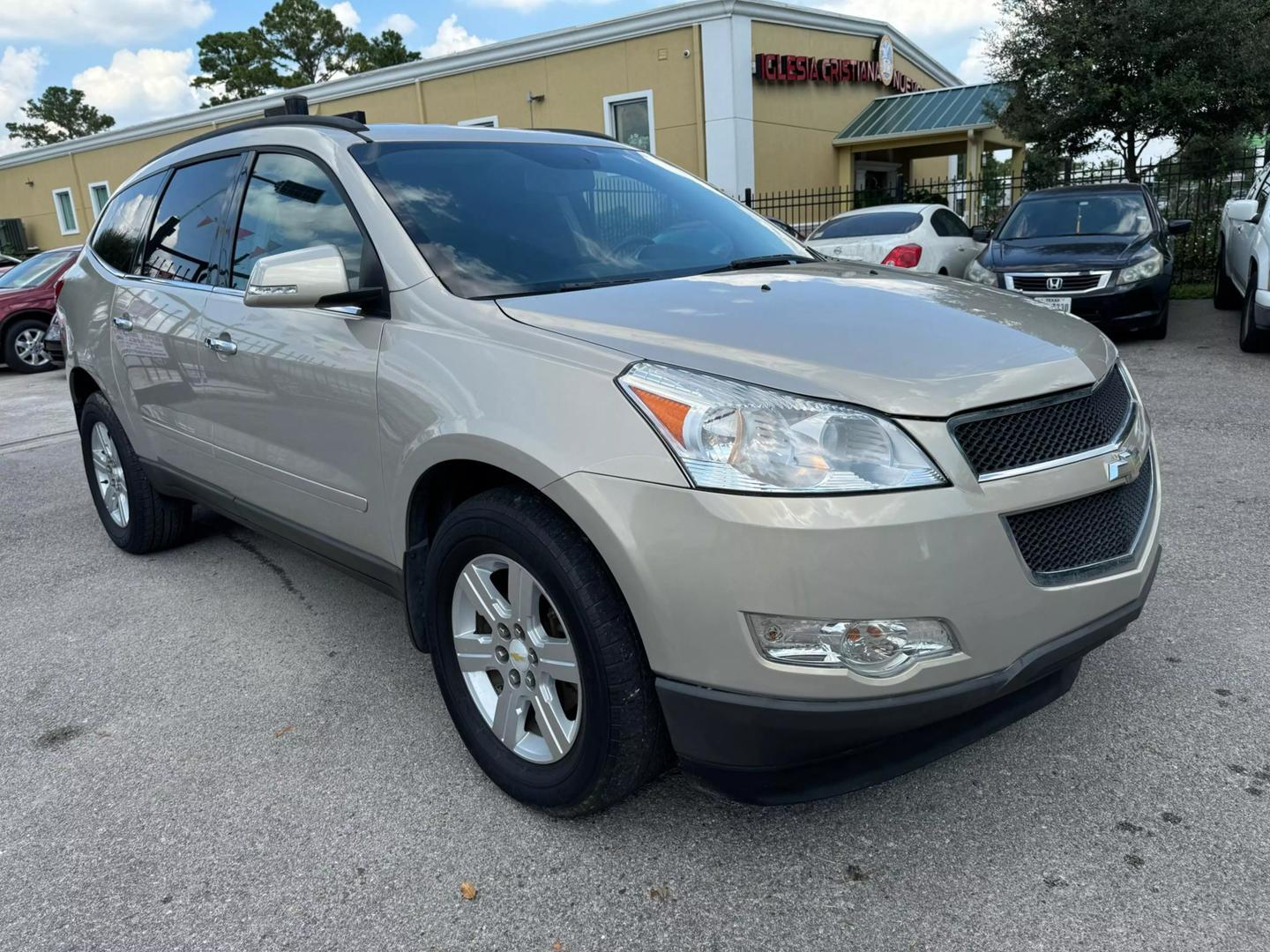 2010 Chevrolet Traverse 1LT photo 3