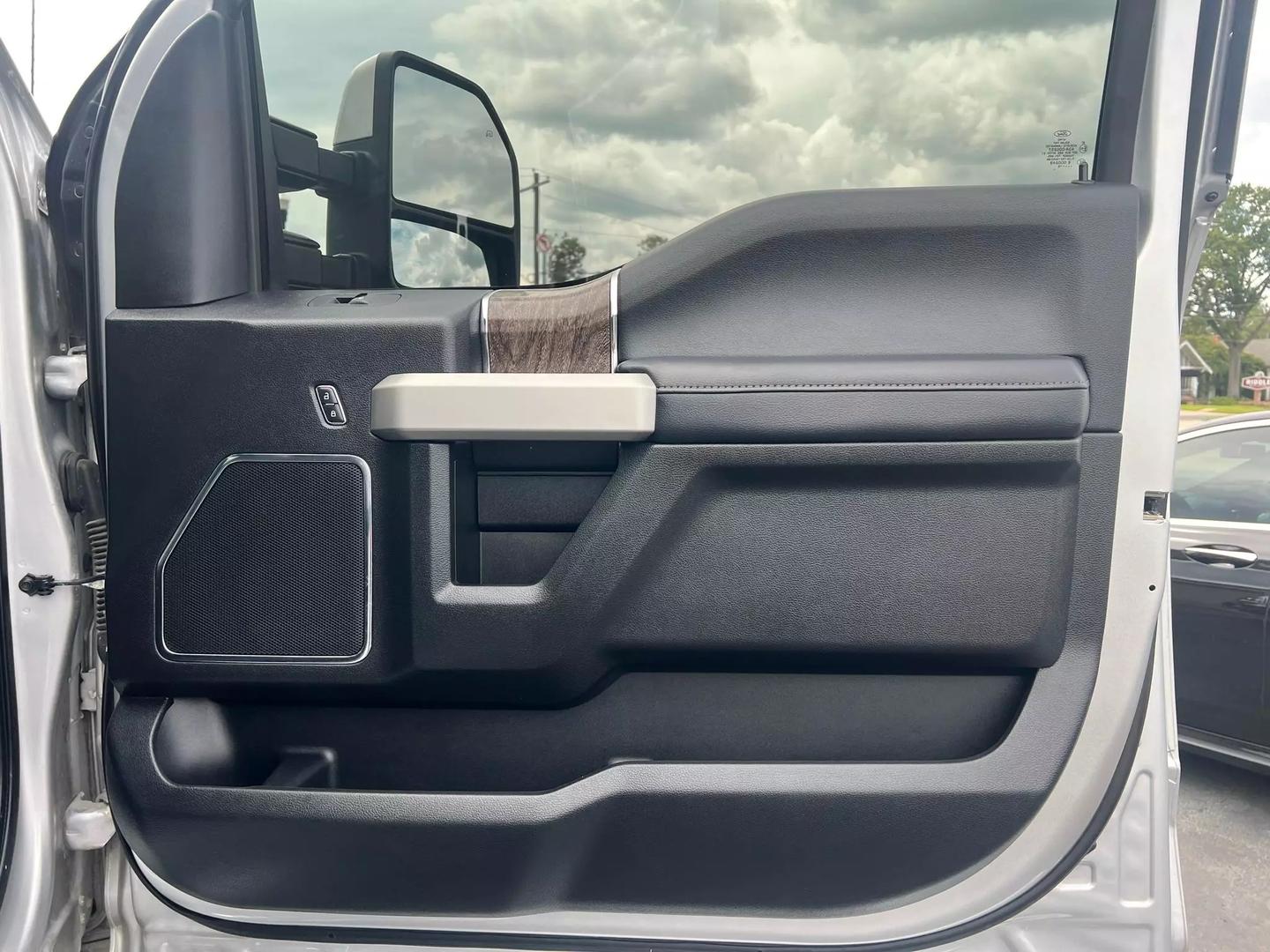 2019 Ford F250 Super Duty Crew Cab - Image 20