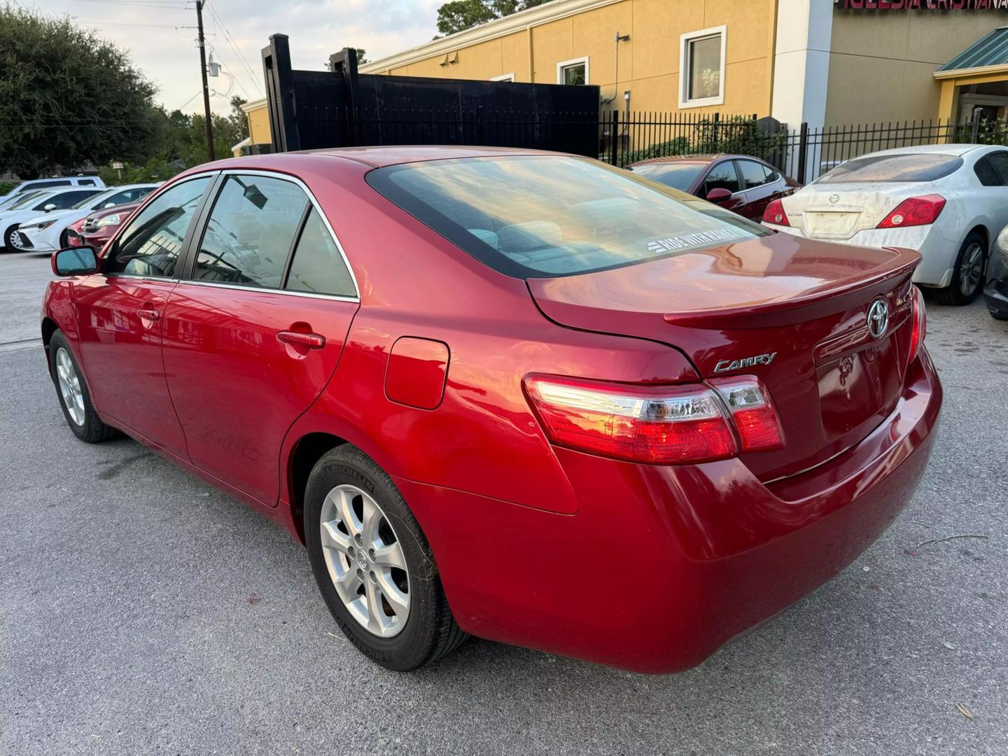 2009 Toyota Camry LE photo 9