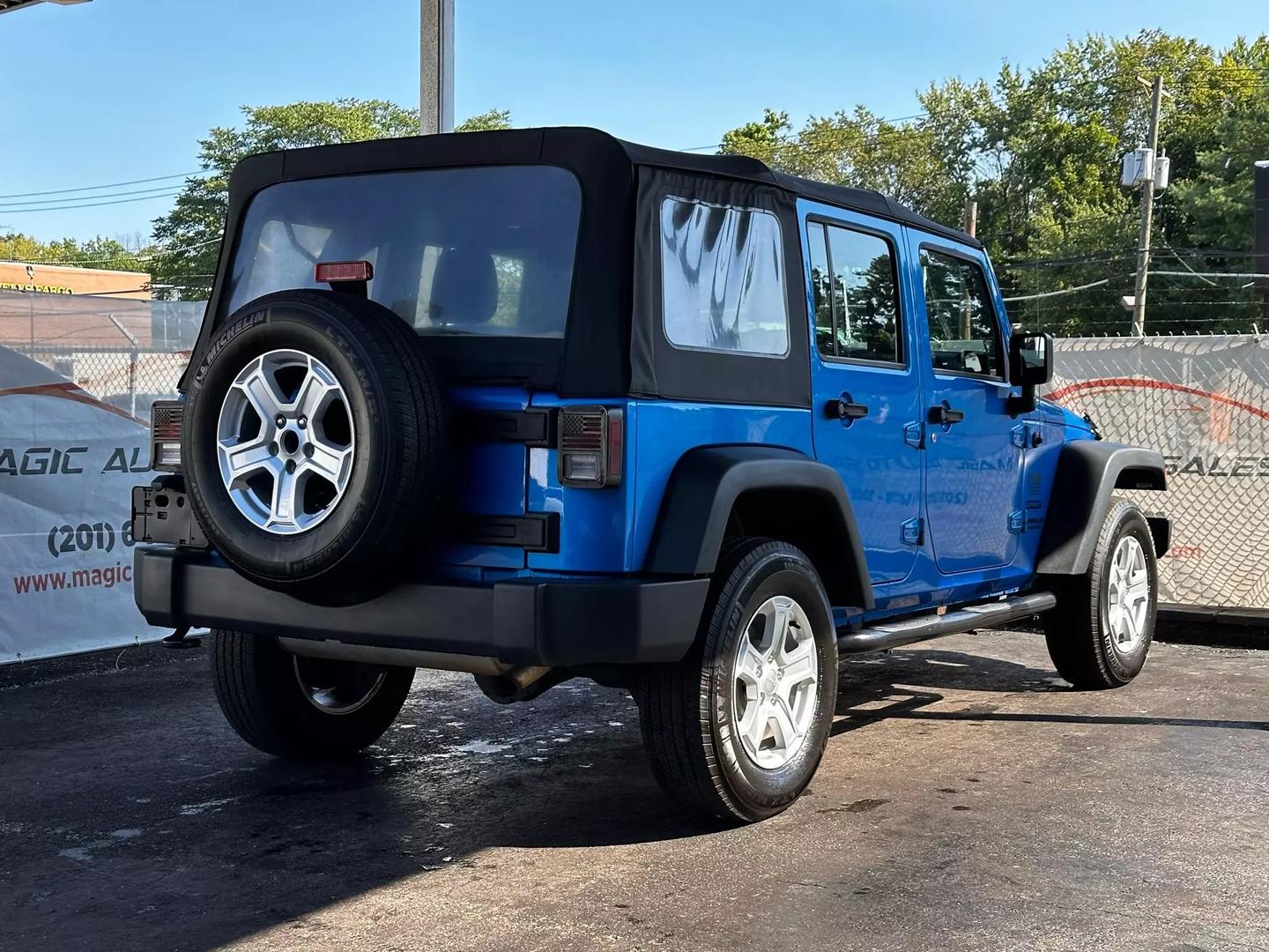 2016 Jeep Wrangler - Image 9