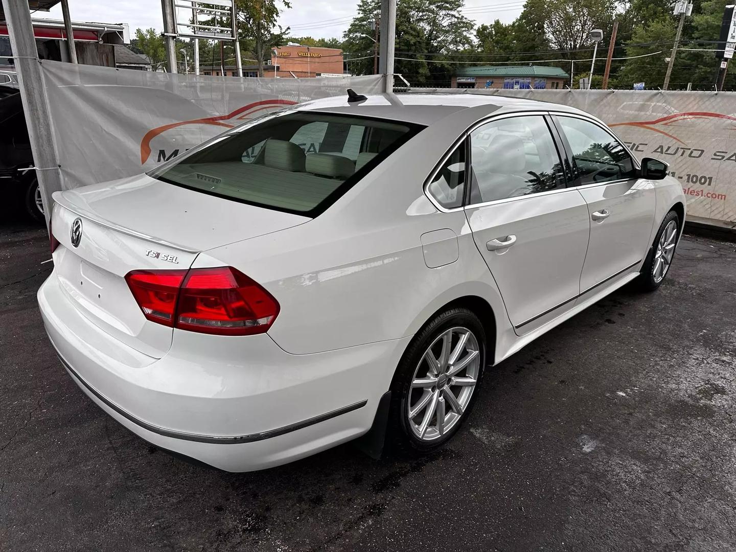 2015 Volkswagen Passat - Image 12