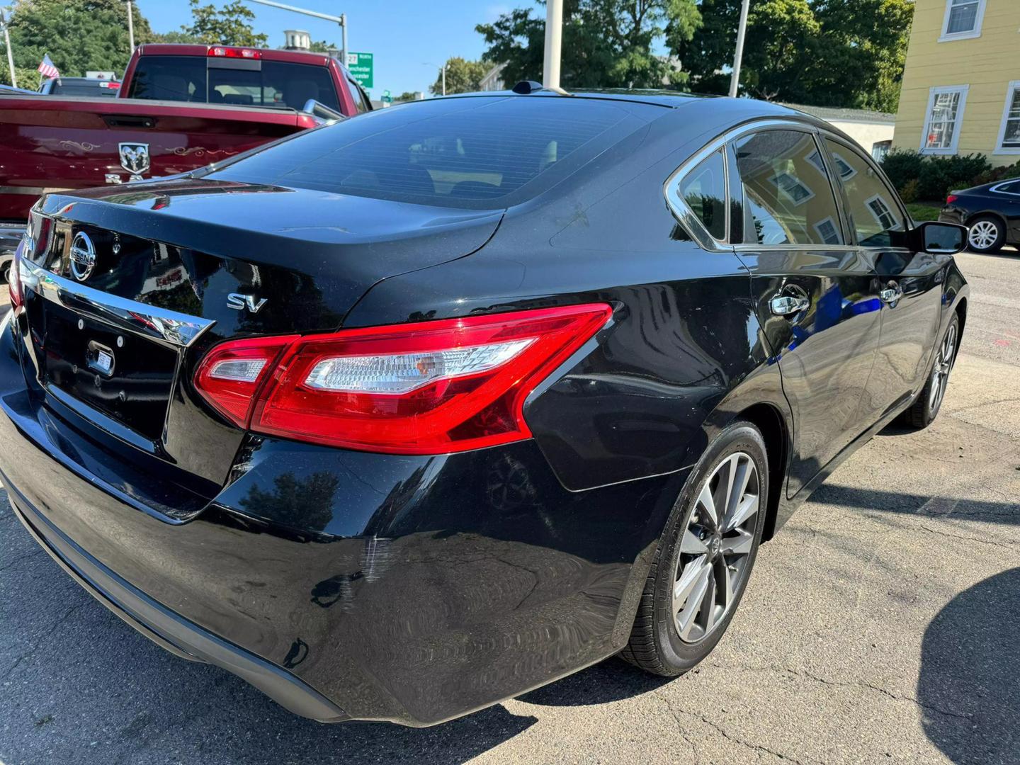 2017 Nissan Altima SV photo 4