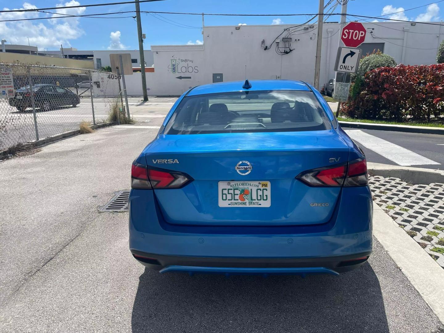 2020 Nissan Versa Sedan SV photo 4