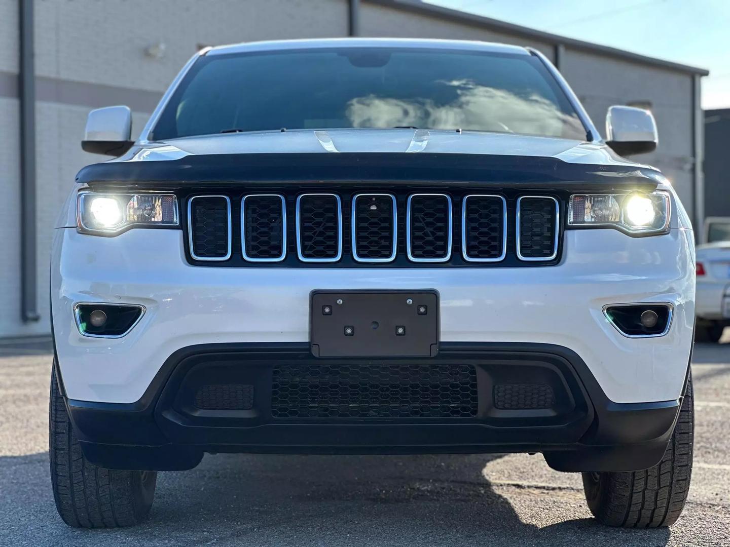 2017 Jeep Grand Cherokee - Image 13