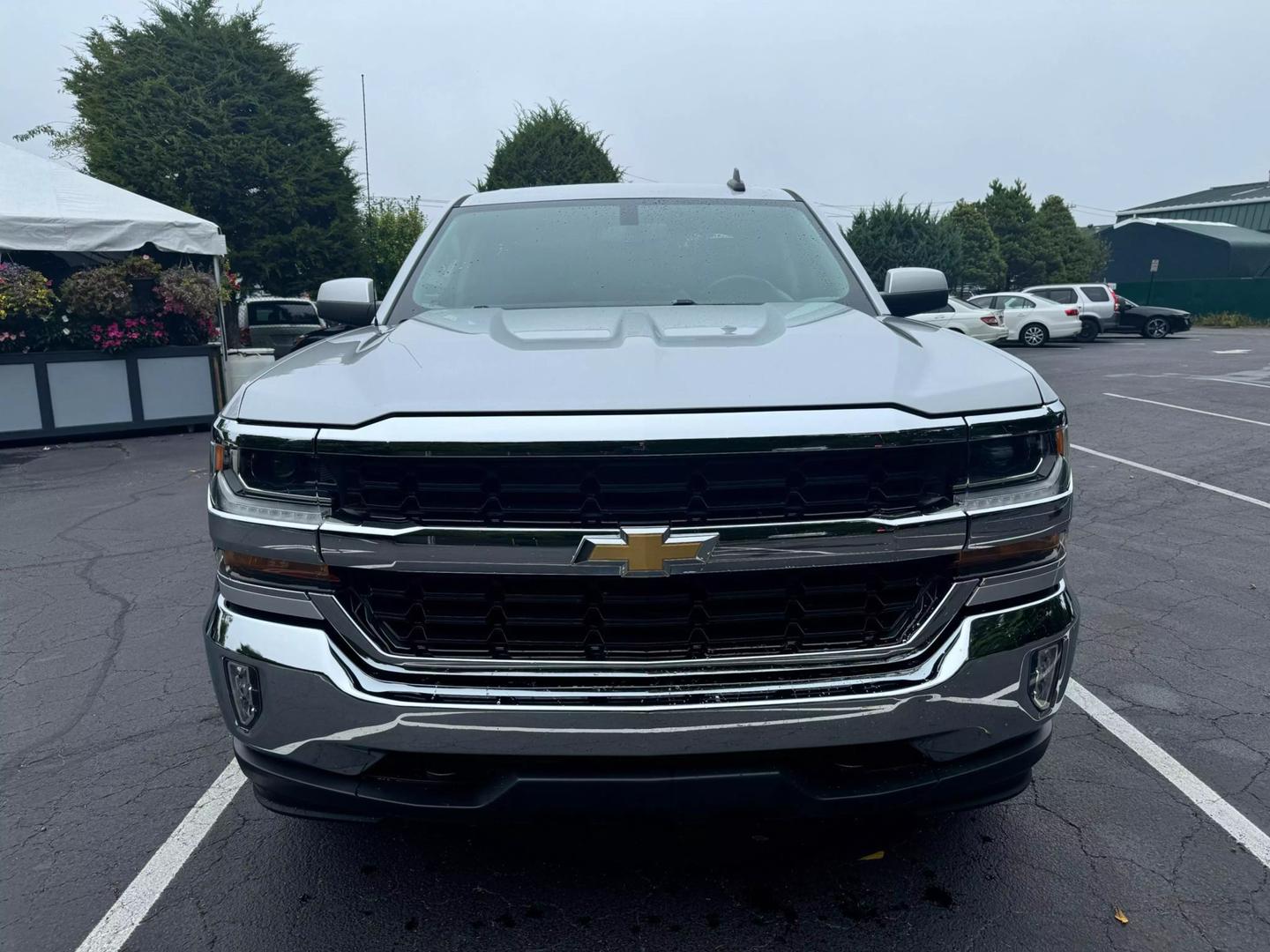 2018 Chevrolet Silverado 1500 LT photo 2