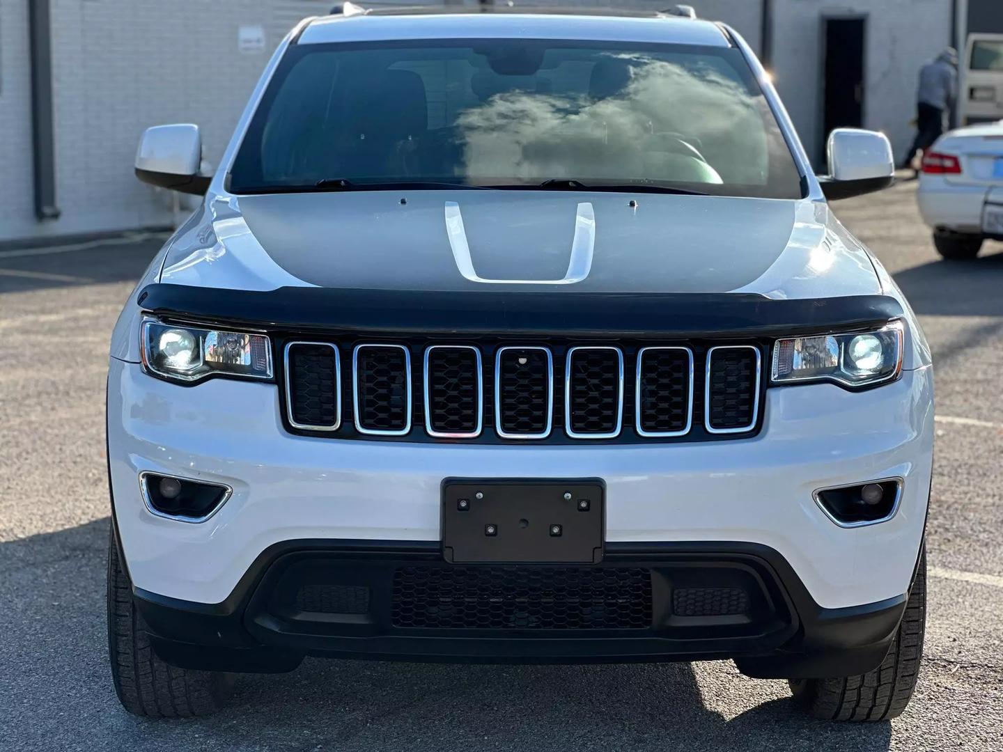 2017 Jeep Grand Cherokee - Image 12