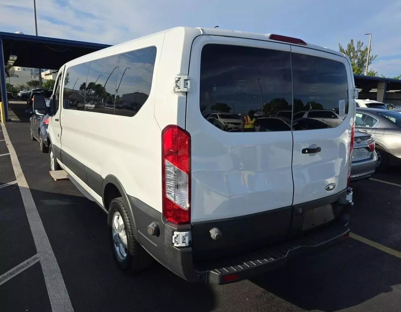 2018 Ford Transit Wagon XL photo 3