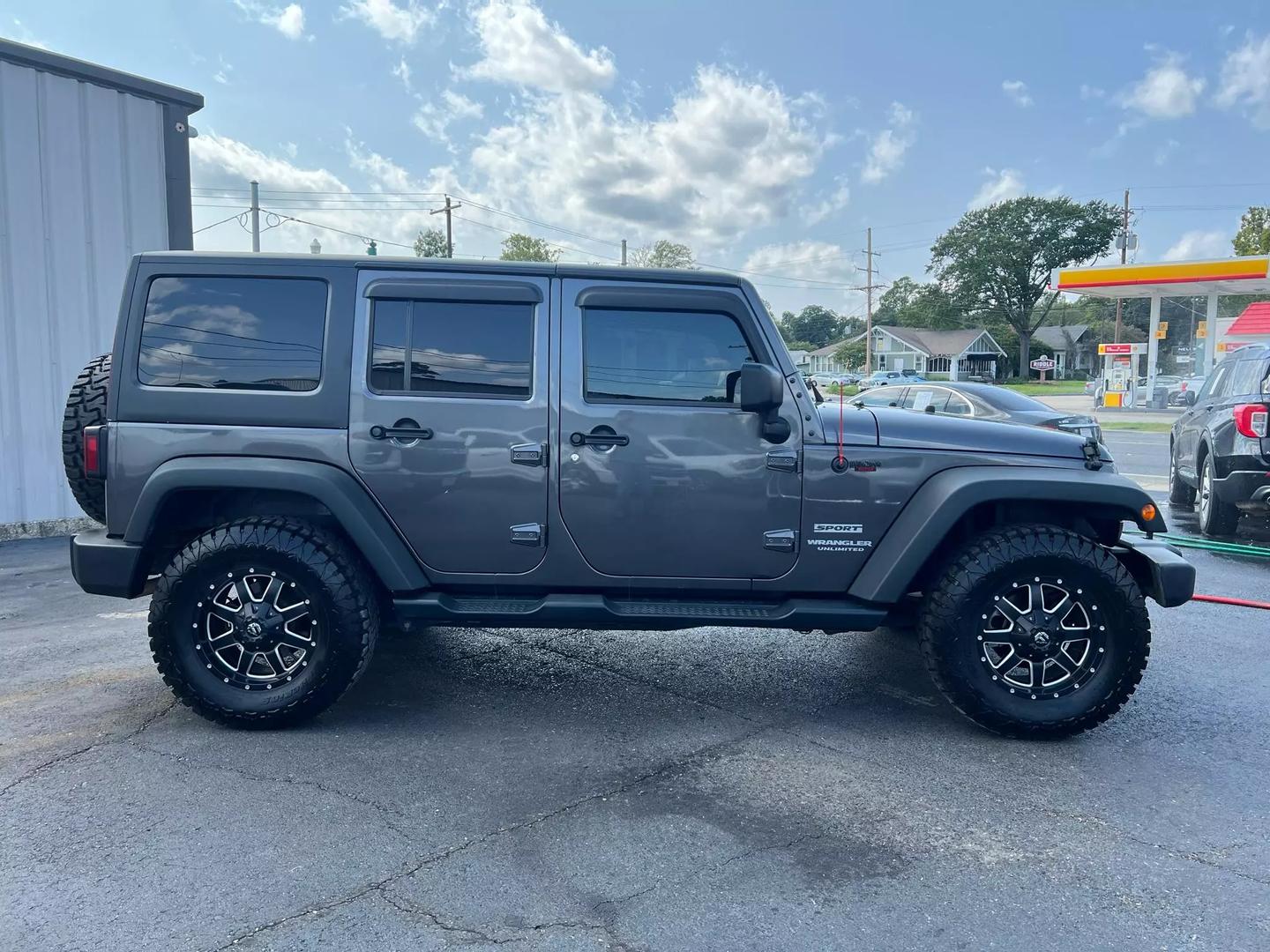 2016 Jeep Wrangler - Image 10