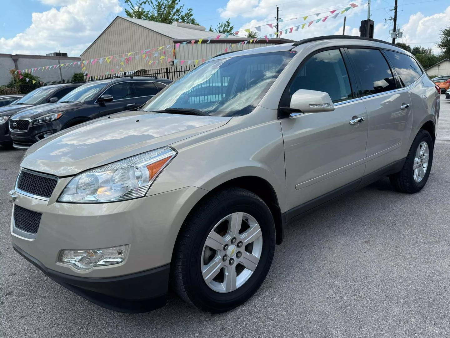 2010 Chevrolet Traverse 1LT photo 2