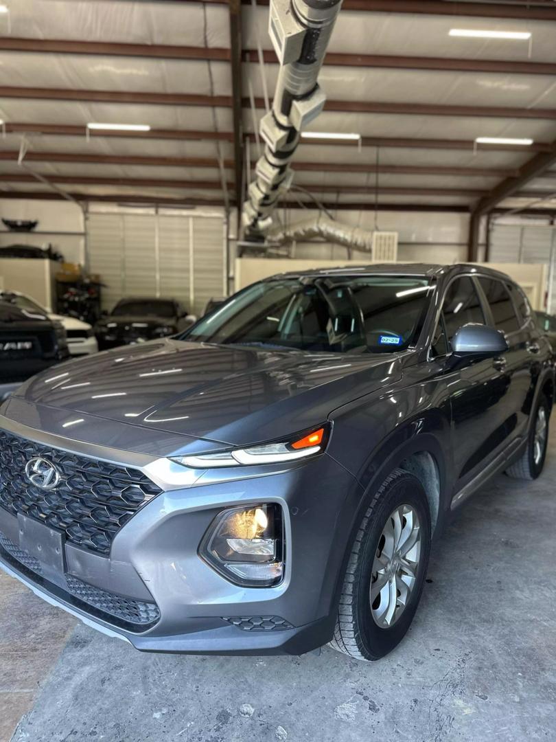 2019 Hyundai Santa Fe SE photo 3