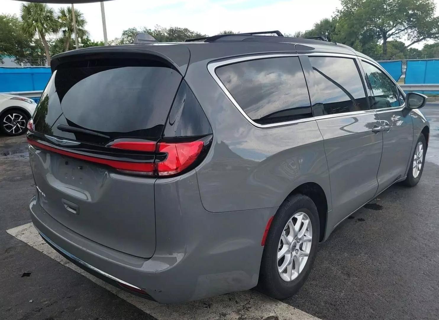 2022 Chrysler Pacifica Touring L photo 4