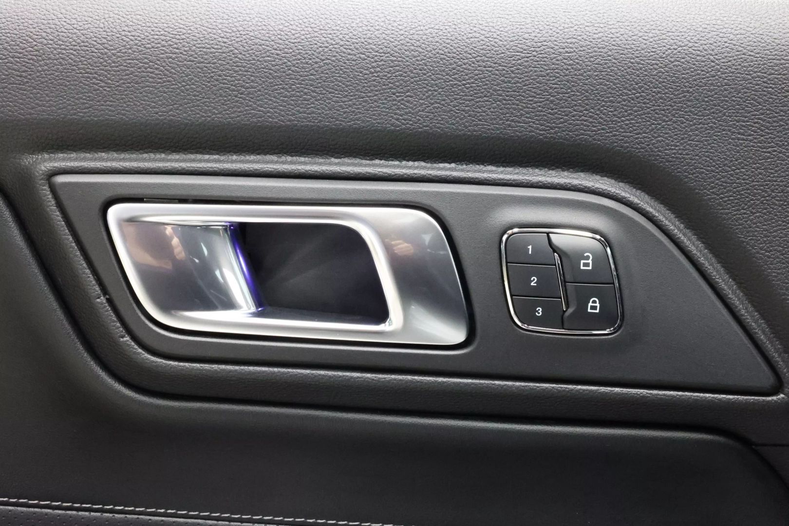 2022 Ford Mustang - Image 11