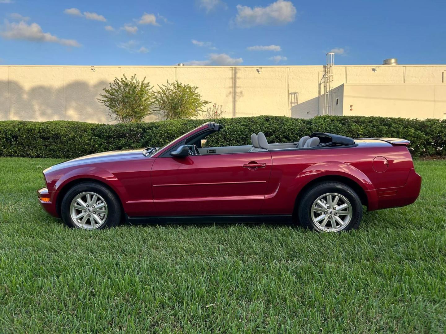 2007 Ford Mustang Premium photo 14