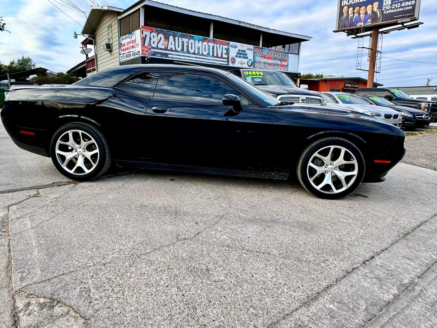 2016 Dodge Challenger SXT photo 3